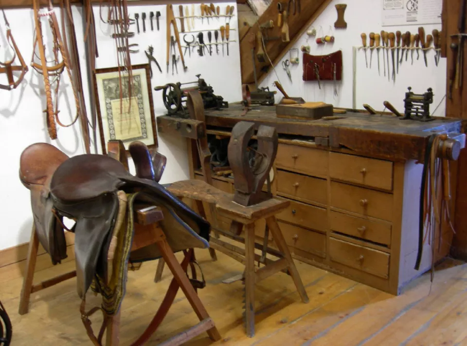 Bild einer Sattlerei - wie es früher war Bild einer Sattlerei - wie es früher war